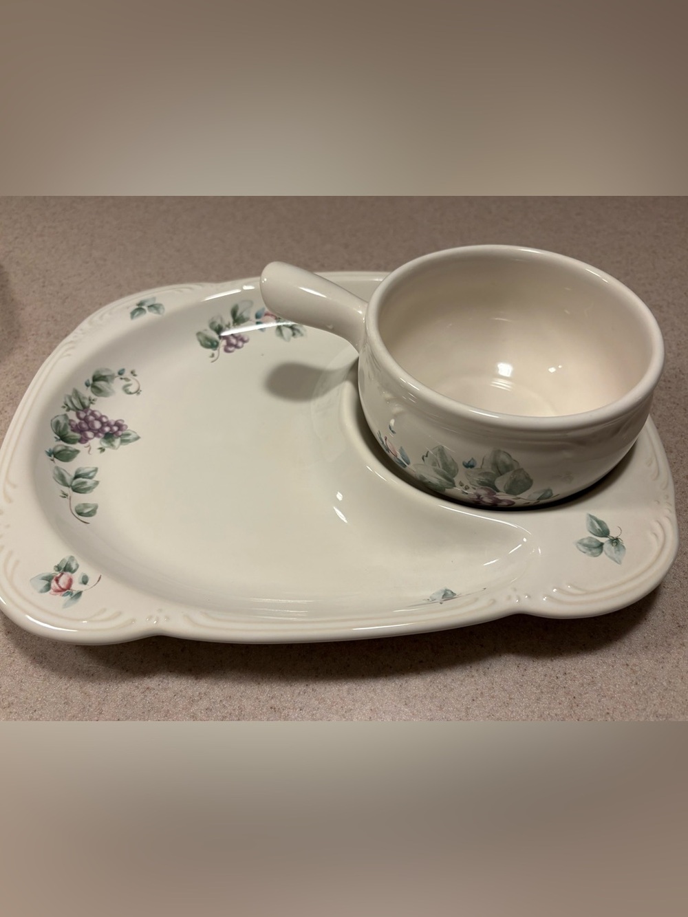 Pfaltzgraff Grapevine snack tray w/ crock